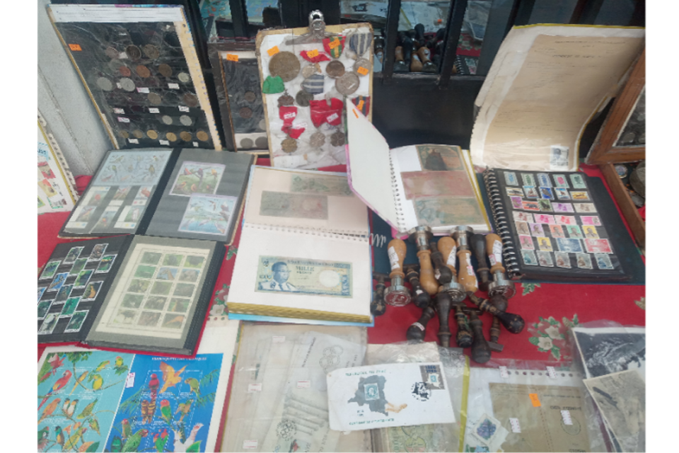 Papa Lambert MUTANGILAY : Un Philatéliste et passionné de numismatique à Kinshasa